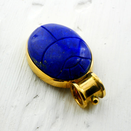 Amulette scarabée en lapis lazuli et monture or 18k