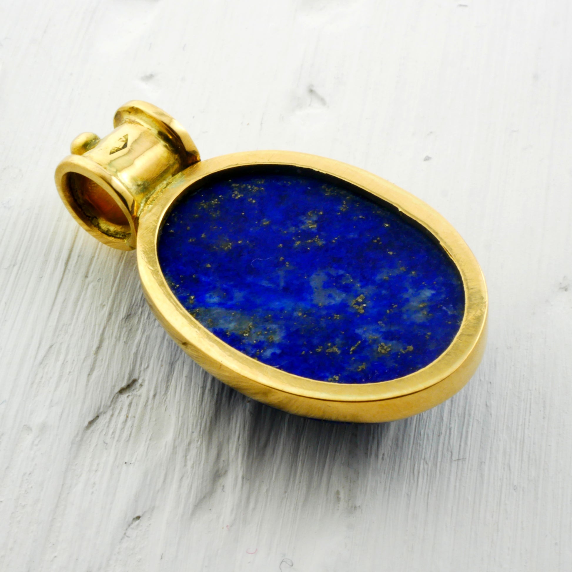 Amulette scarabée en lapis lazuli et monture or 18k dos