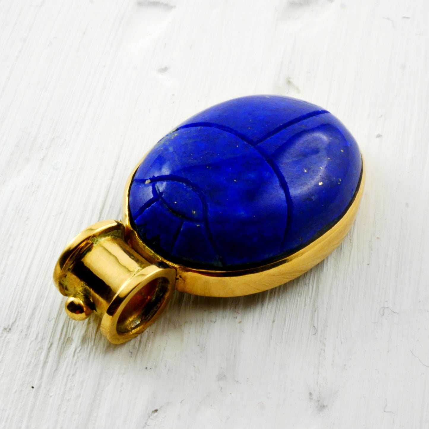 Amulette scarabée en lapis lazuli et monture or 18k