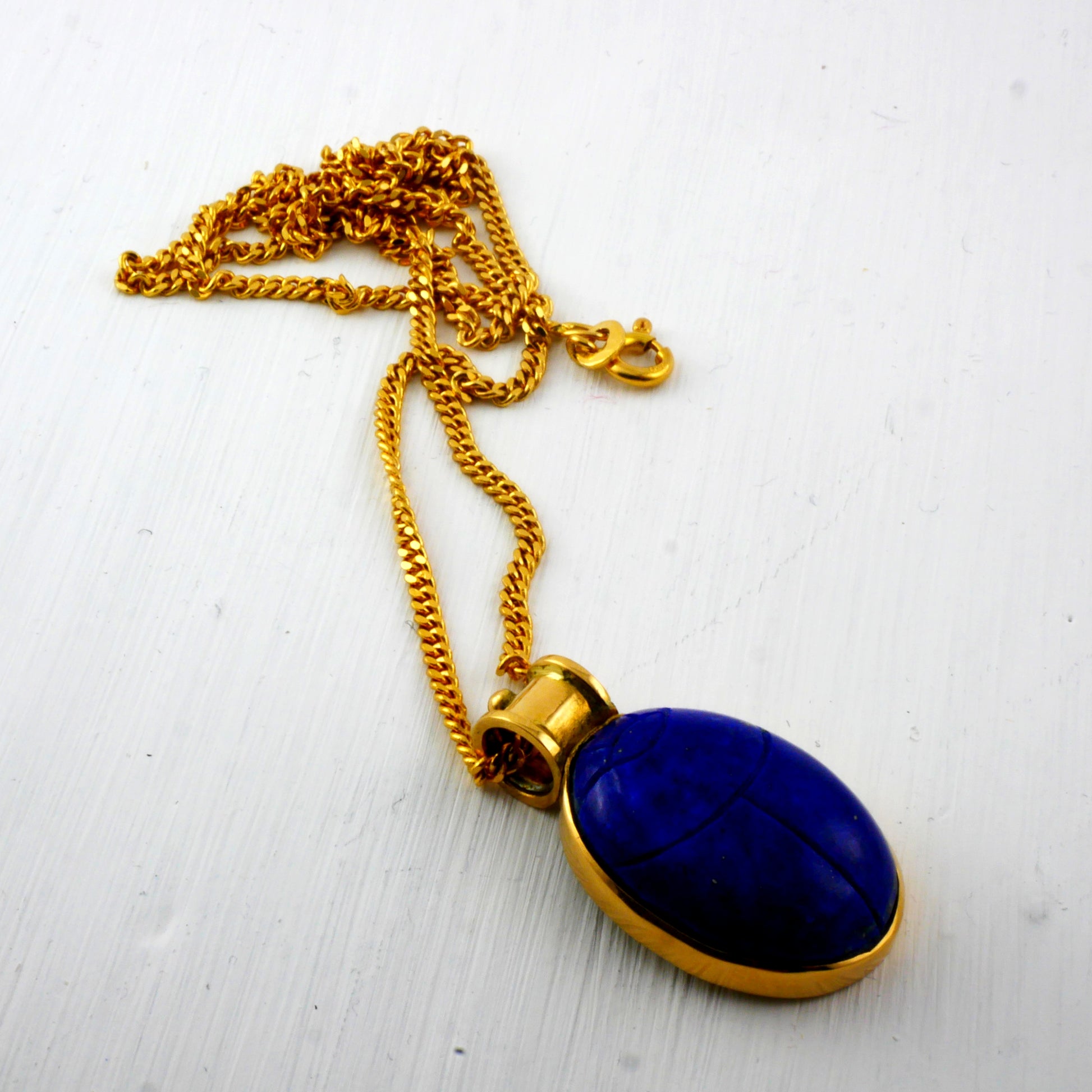 Amulette scarabée en lapis lazuli et monture or 18k avec chaîne