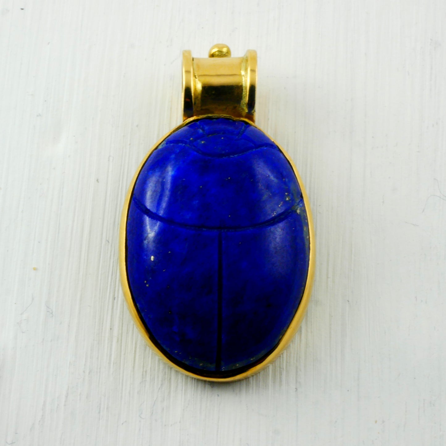 Amulette scarabée en lapis lazuli et monture or 18k