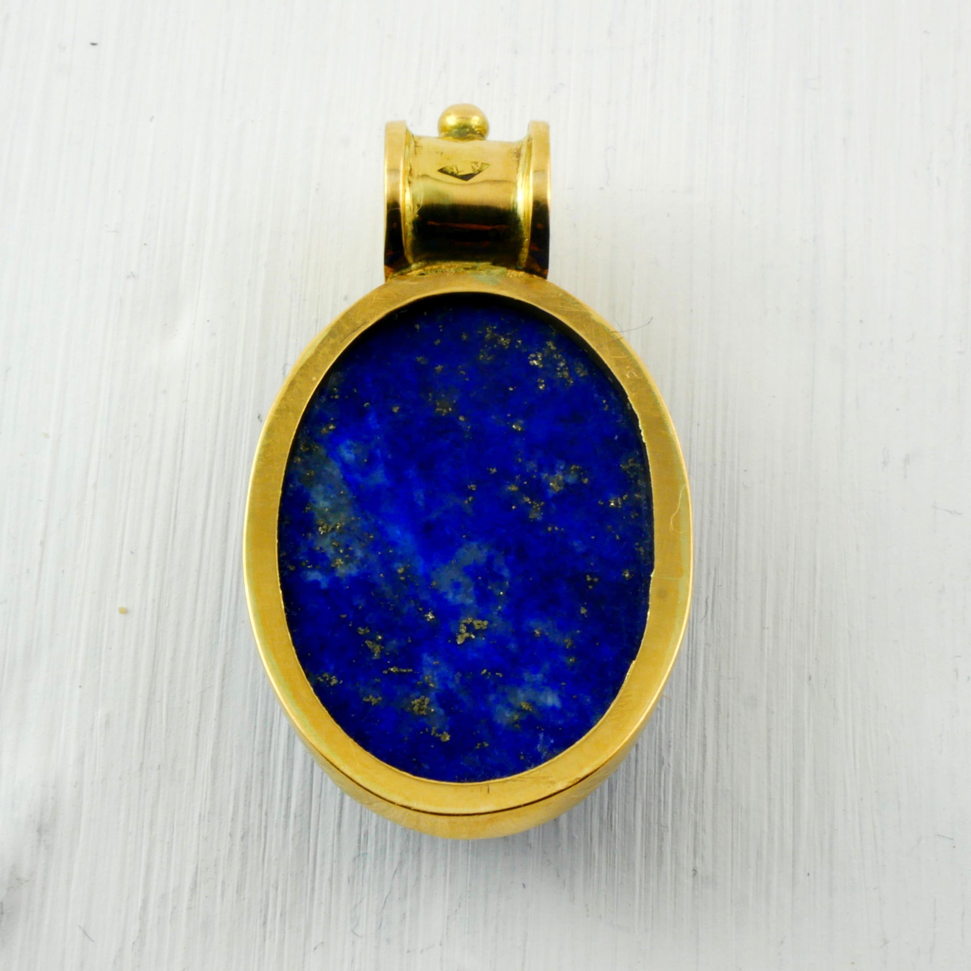 Amulette scarabée en lapis lazuli et monture or 18k dos