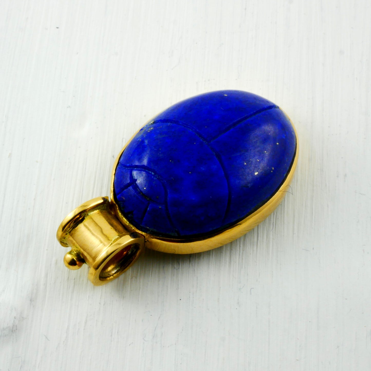 Pendentif scarabée en lapis lazuli et monture or 18k