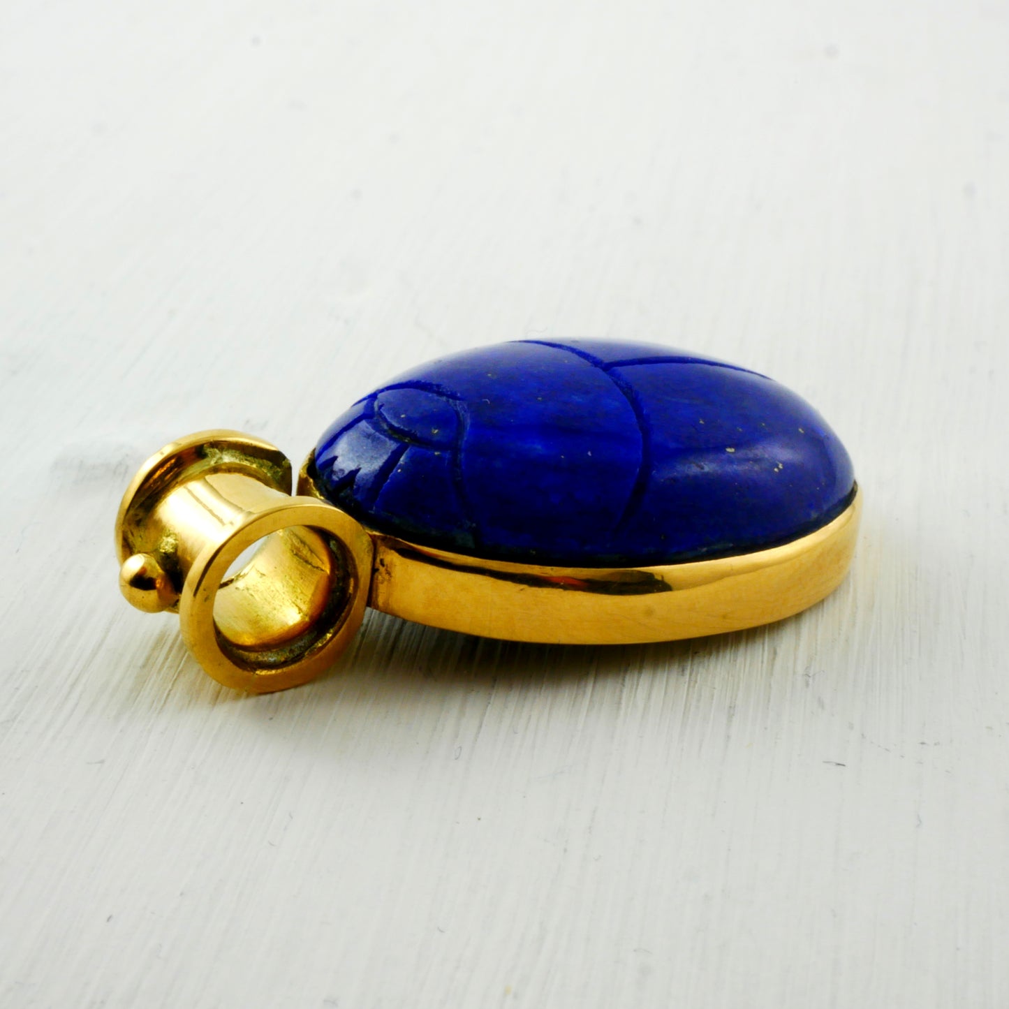 Amulette scarabée en lapis lazuli et monture or 18k