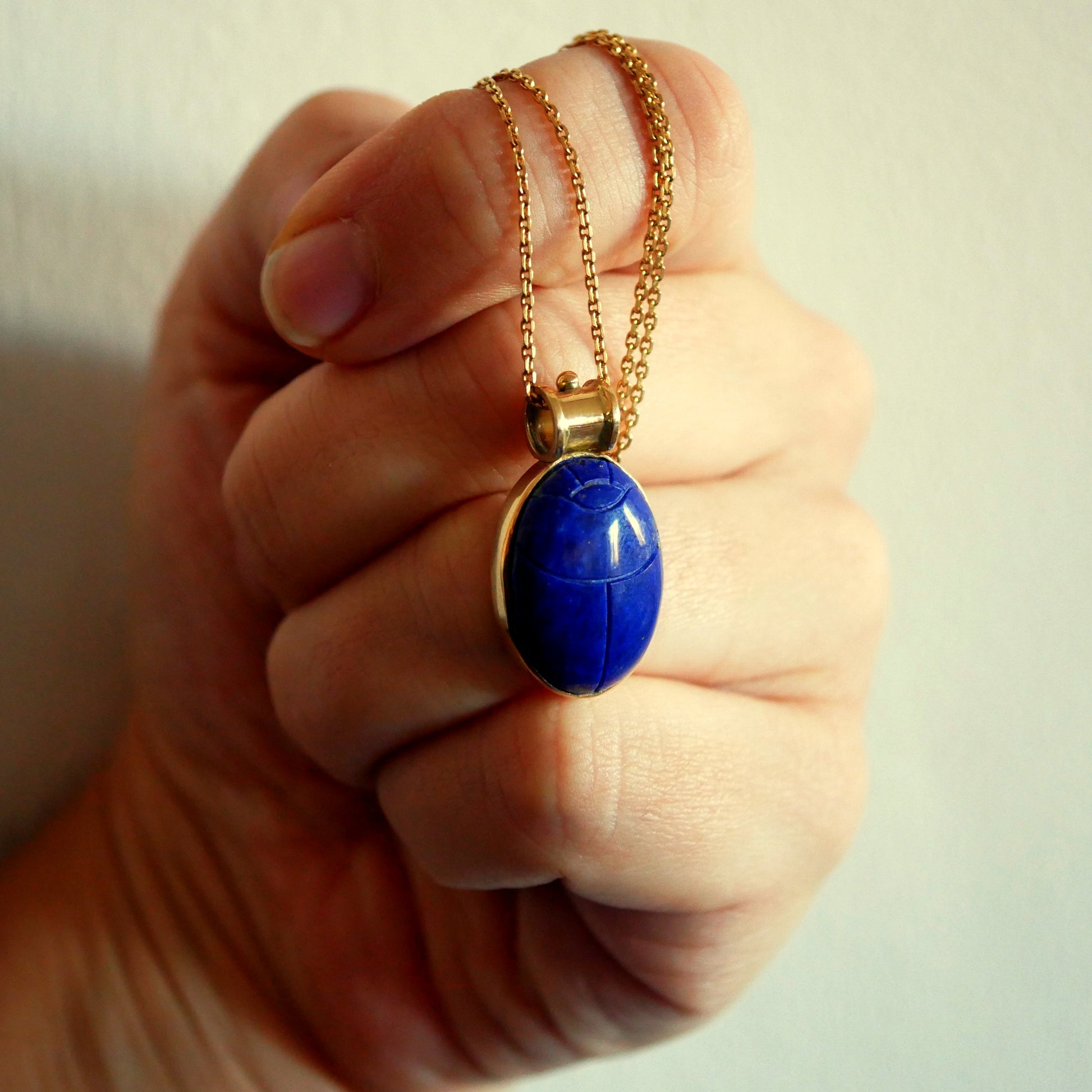 Amulette scarabée en lapis lazuli et monture or 18k avec chaîne