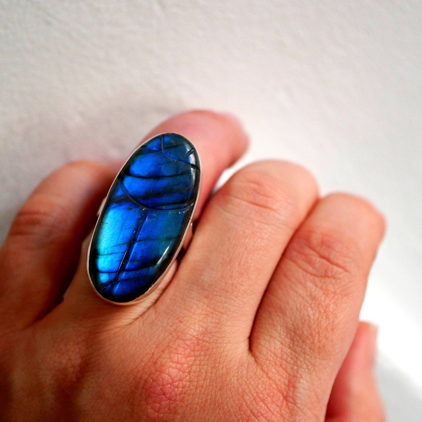 Bague en argent et scarabée en labradorite portée