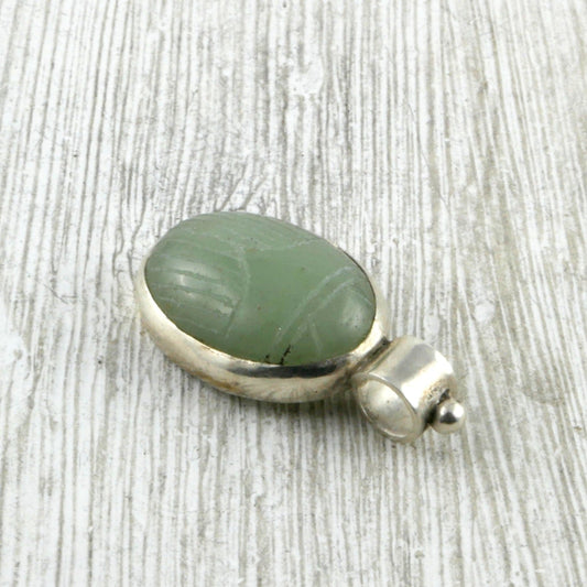 Pendentif scarabée égyptien aventurine verte et argent