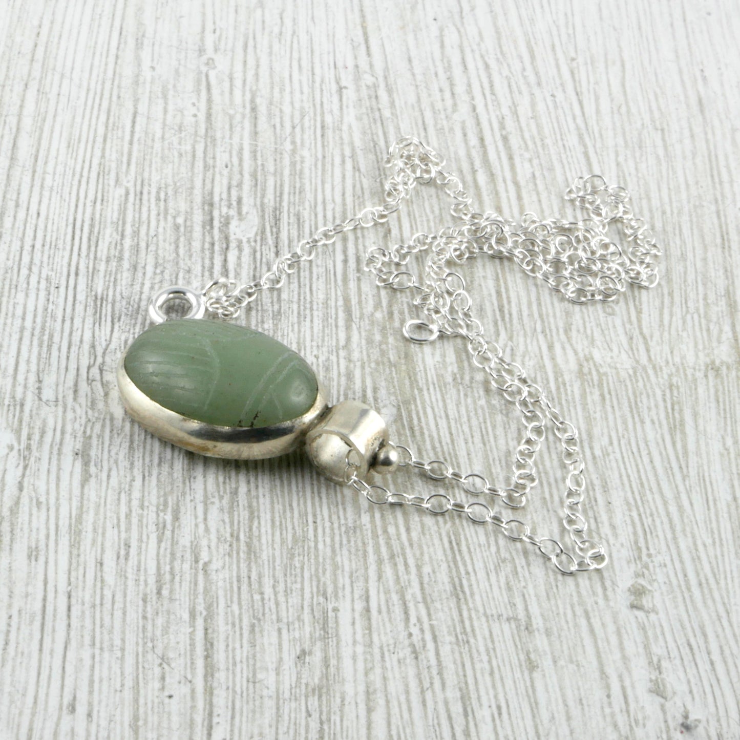 Pendentif scarabée égyptien aventurine verte et argent avec chaîne