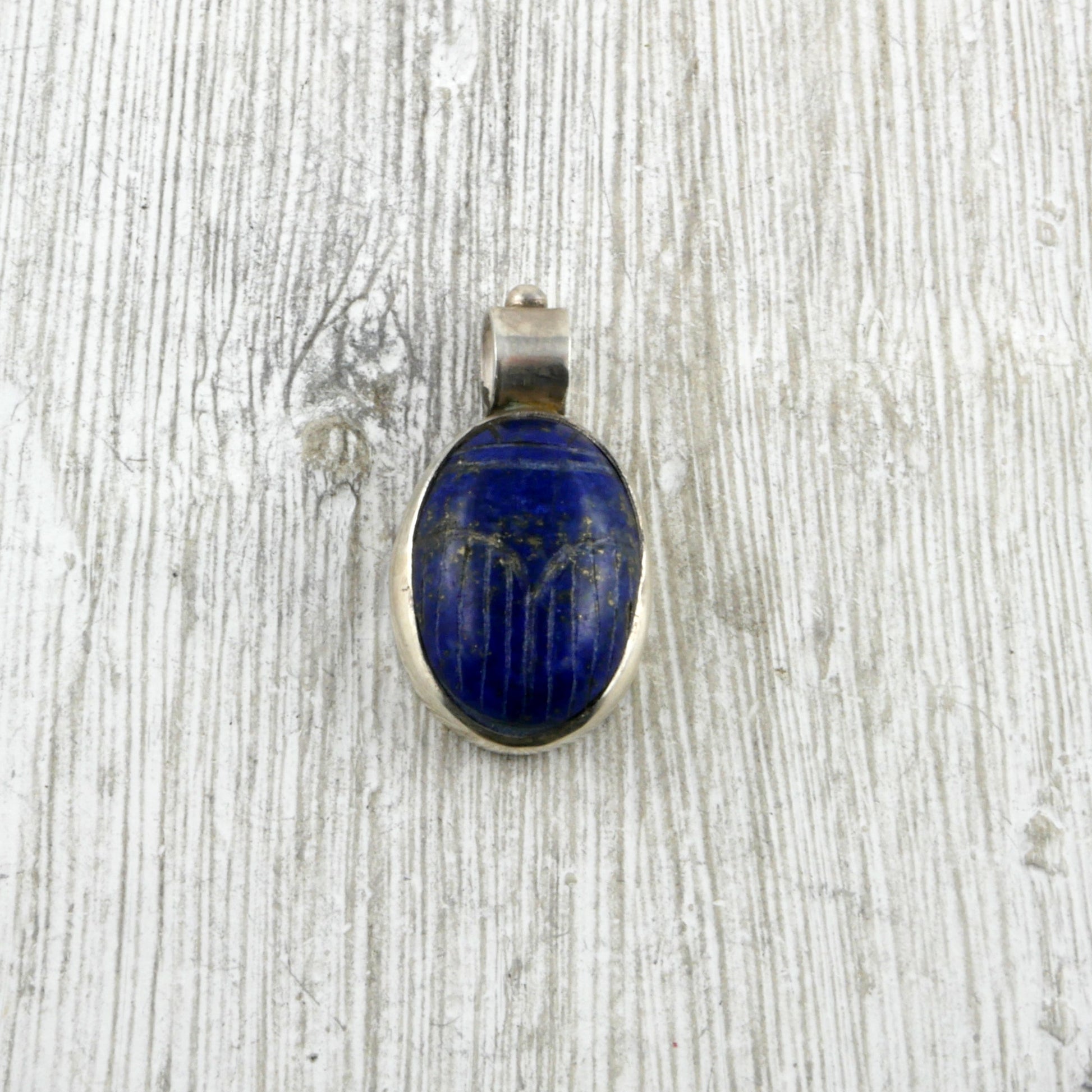 Pendentif scarabée égyptien en lapis lazuli et argent