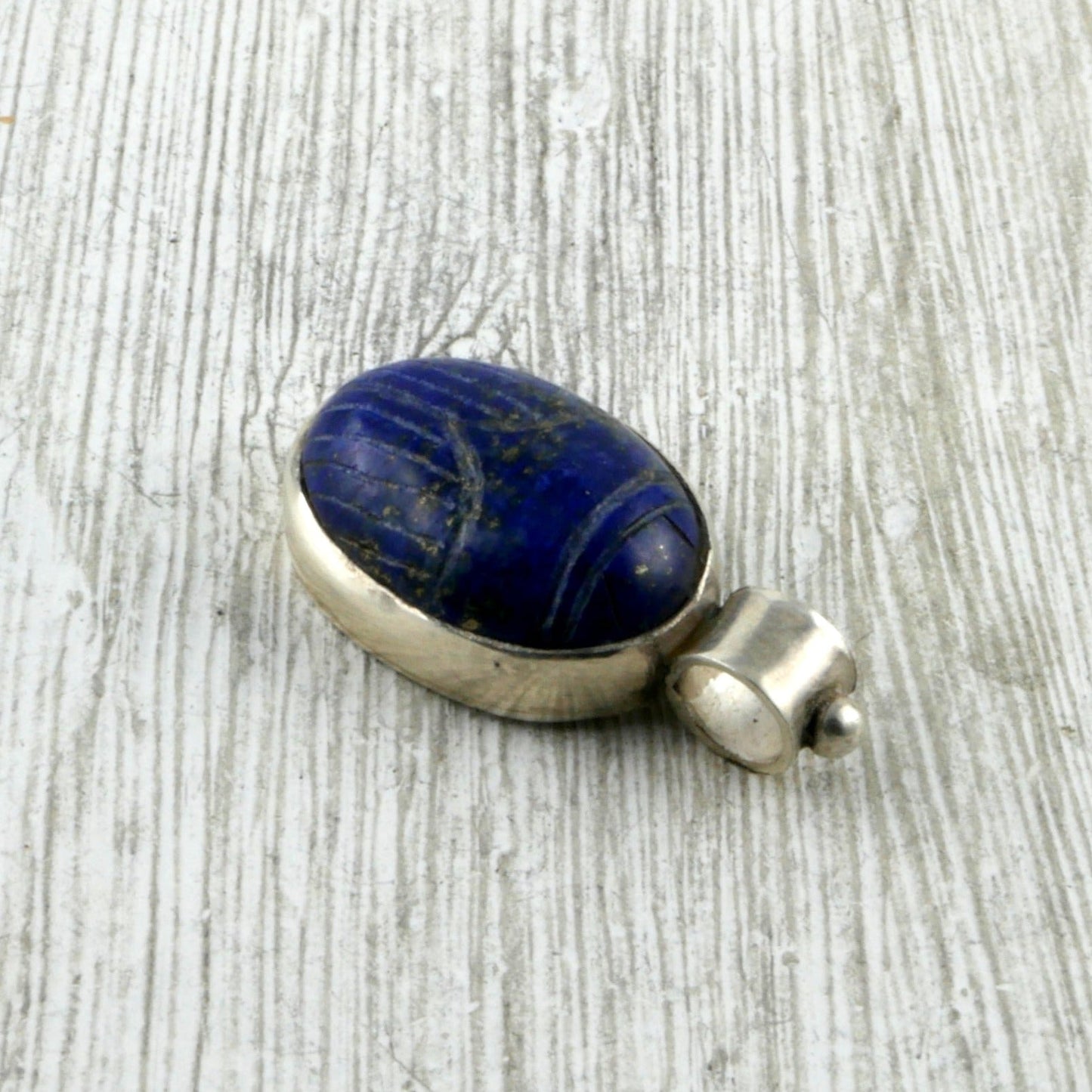 Pendentif scarabée égyptien en lapis lazuli et argent