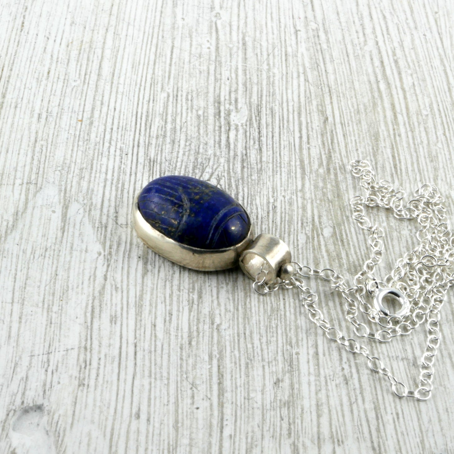 Pendentif scarabée égyptien en lapis lazuli et argent avec chaîne