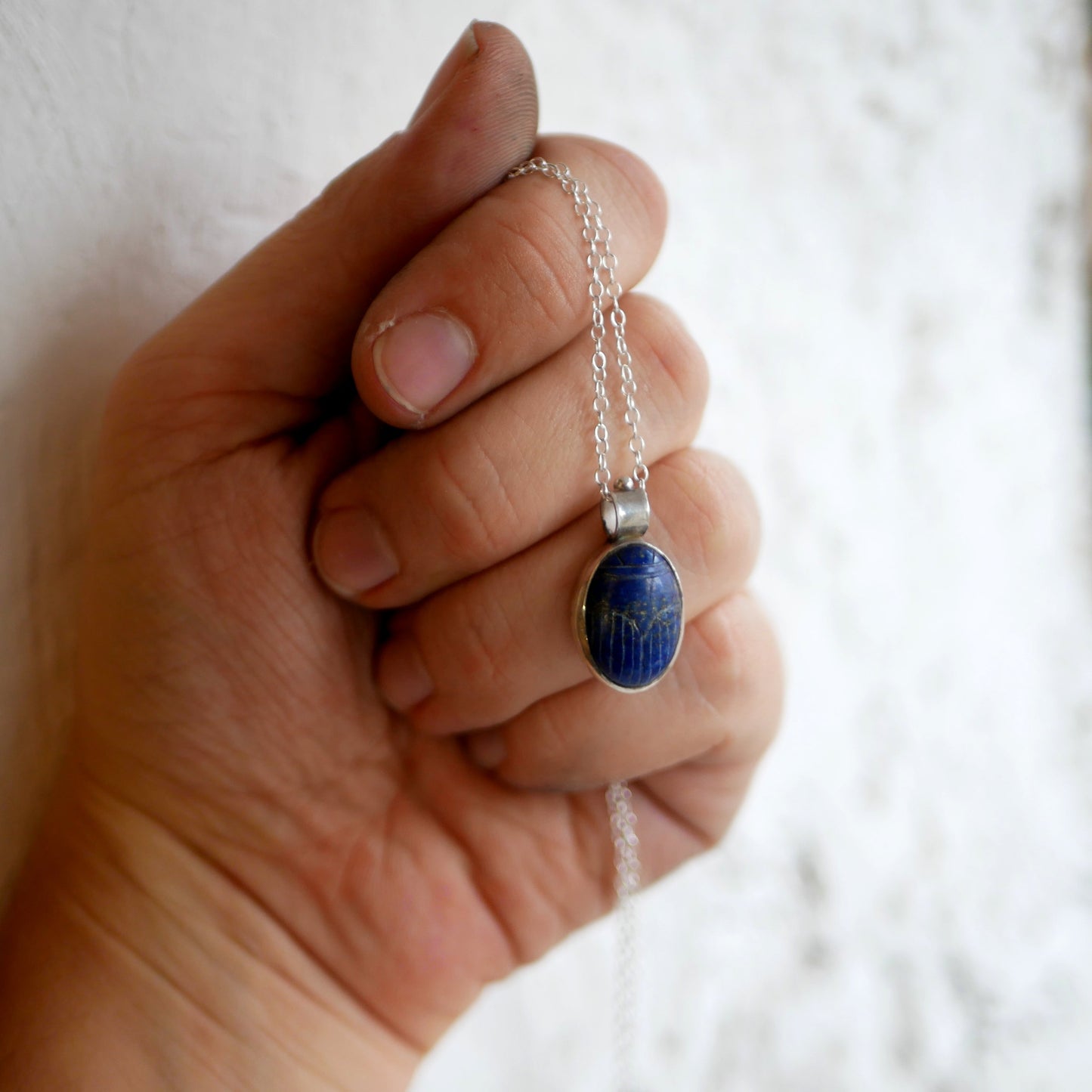 Pendentif scarabée égyptien en lapis lazuli et argent porté