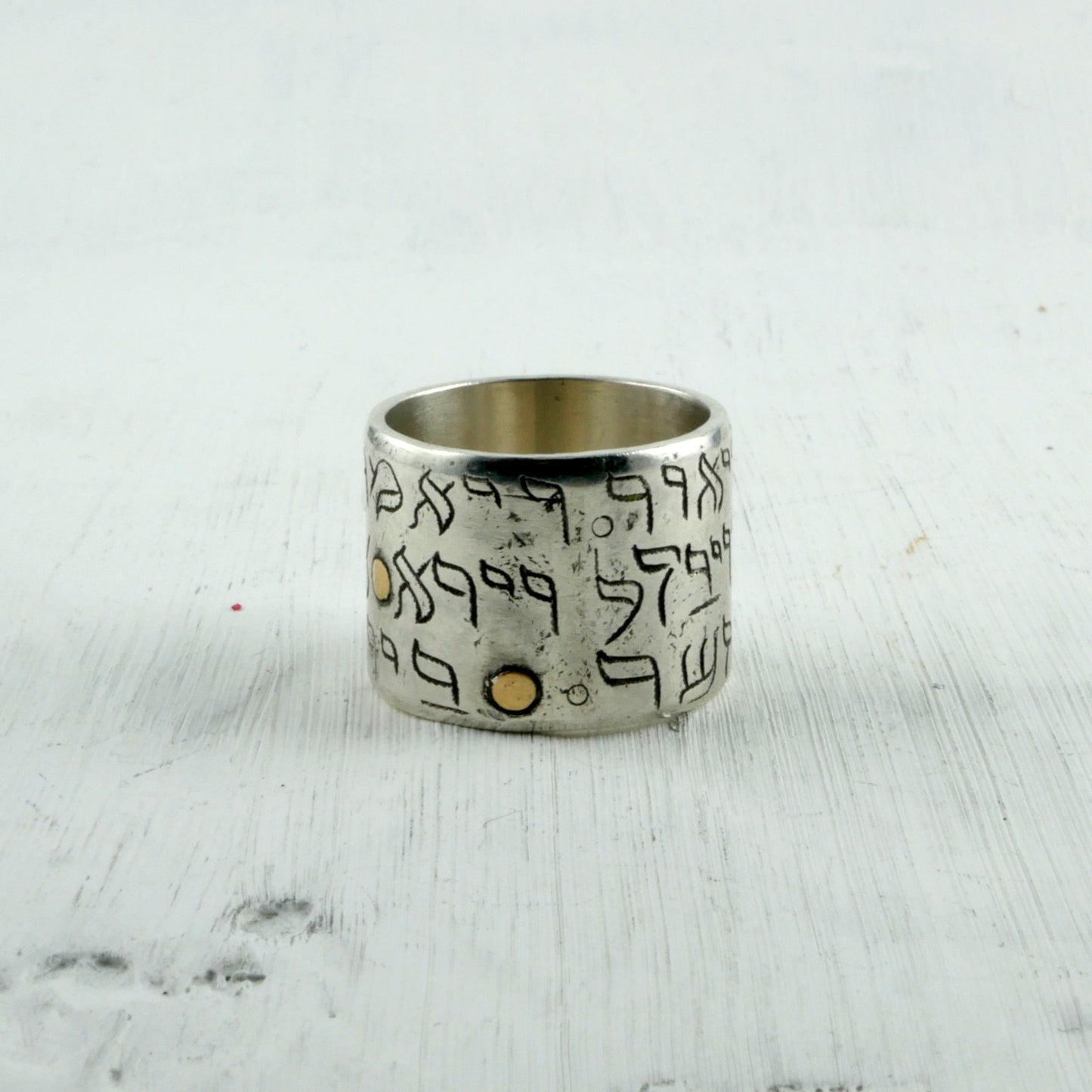 Bague en argent avec inscription en hébreux et point d'or 18k