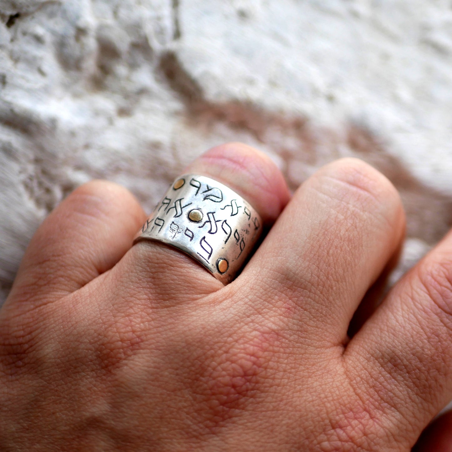 Bague en argent avec inscription en hébreux et point d'or 18k portée