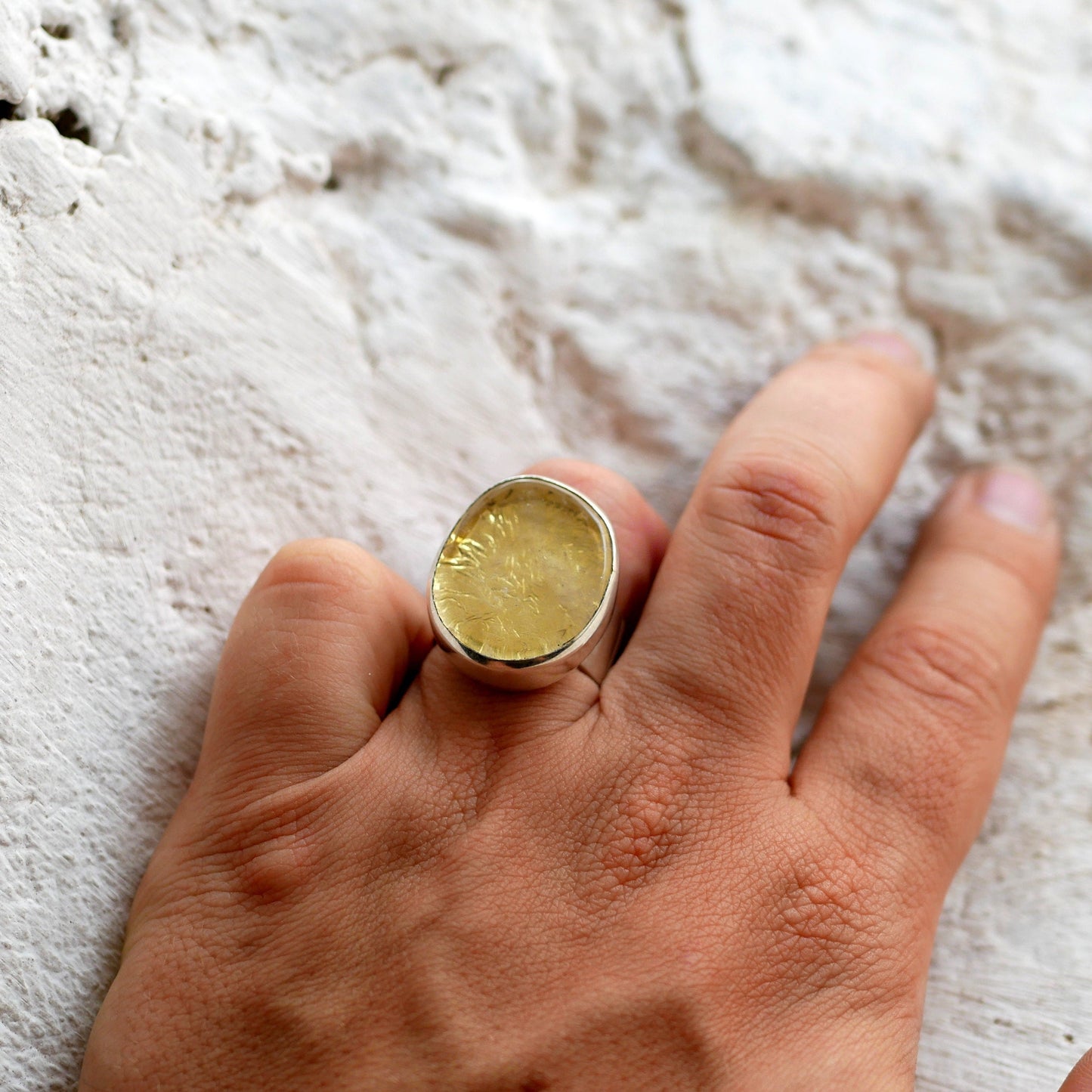 Bague argent feuille d'or sur main