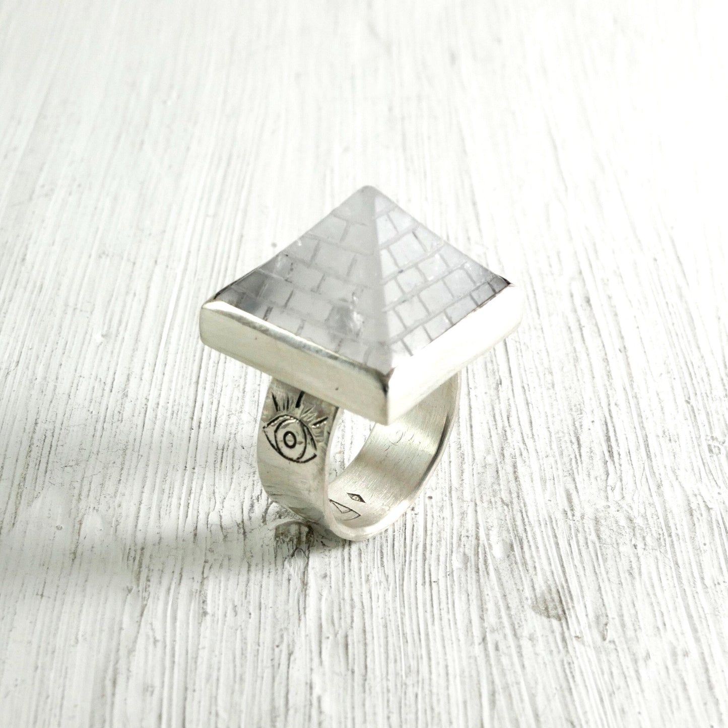 bague argent avec pyramide en cristal et œil