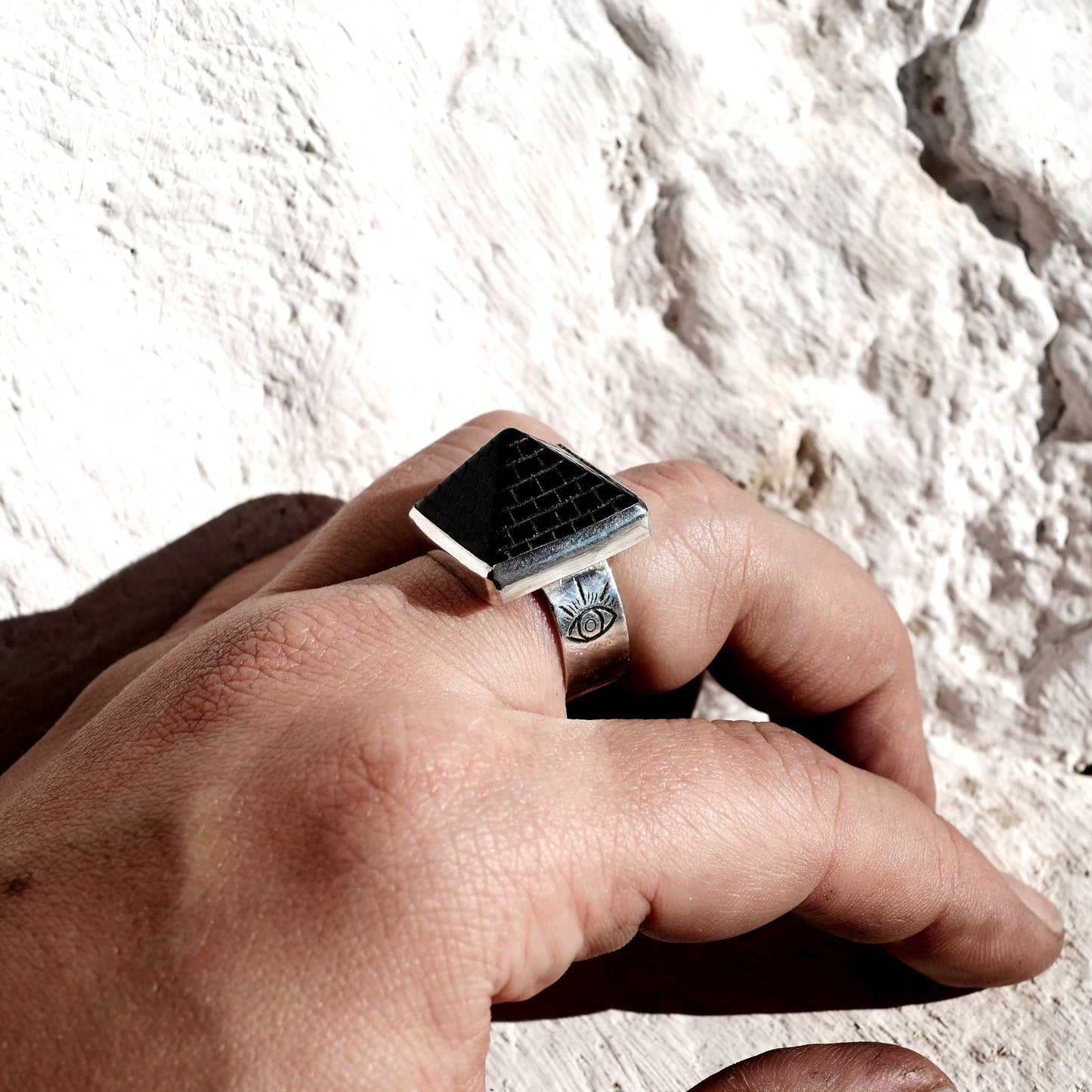 bague argent avec pyramide en noire portée