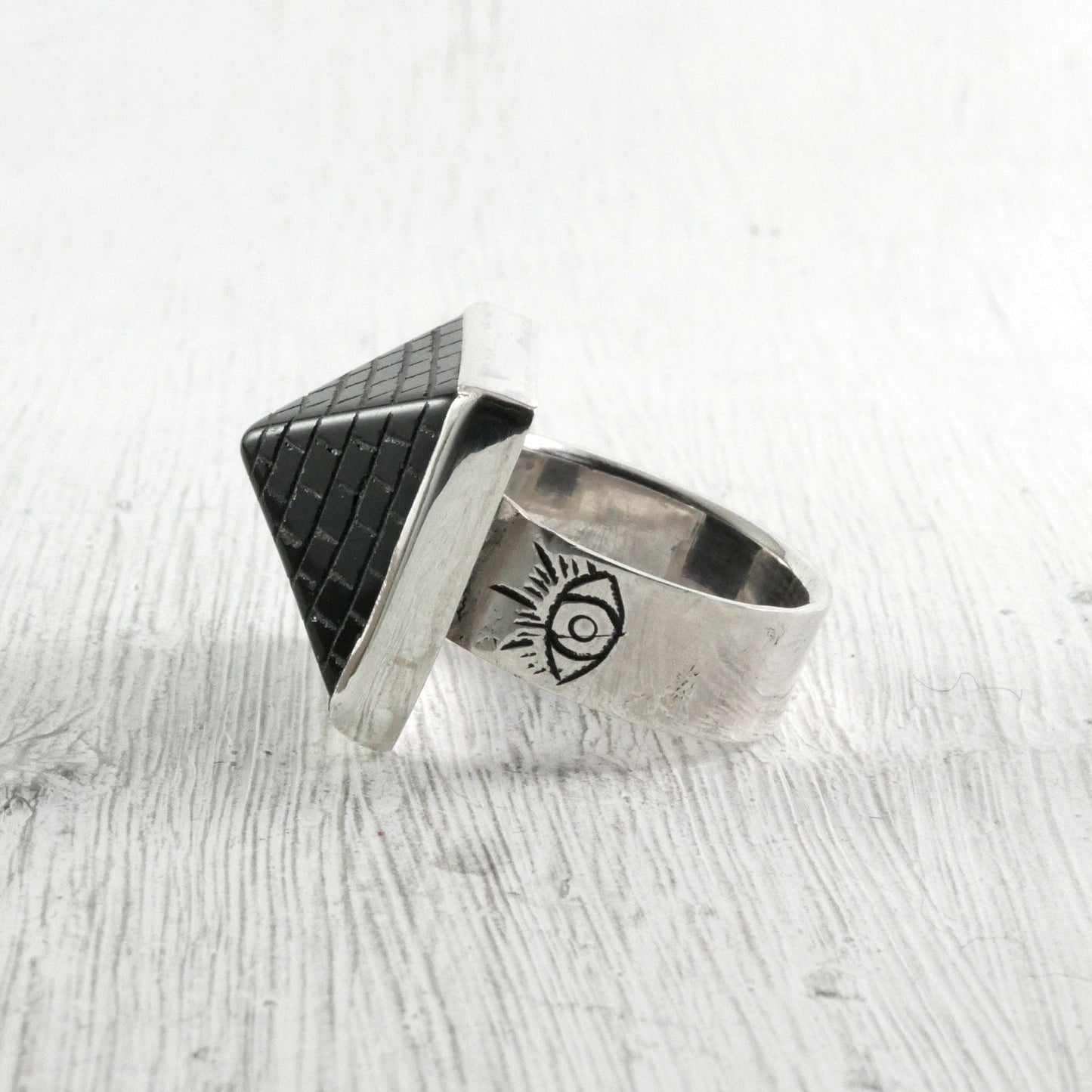 bague argent avec pyramide noire et œil