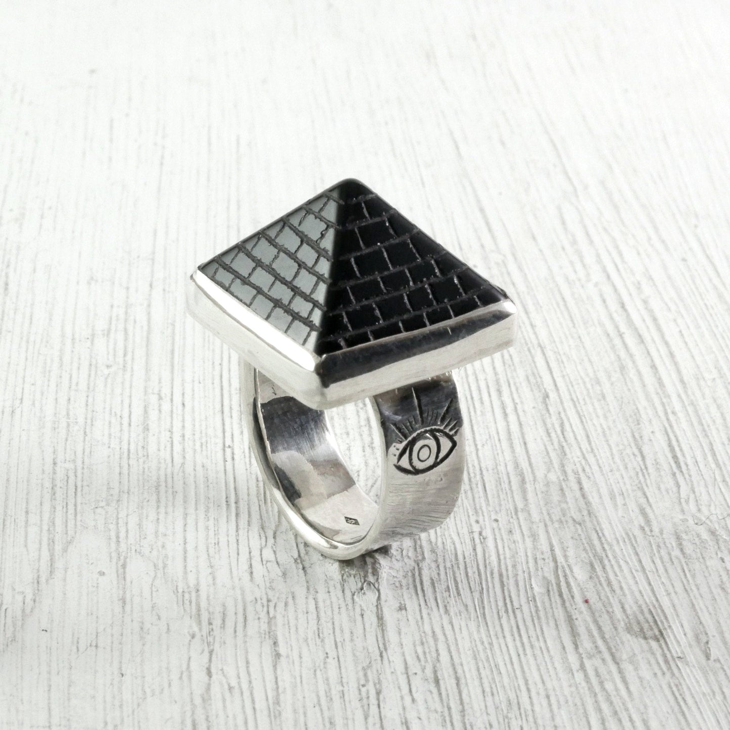 bague argent avec pyramide noire et œil