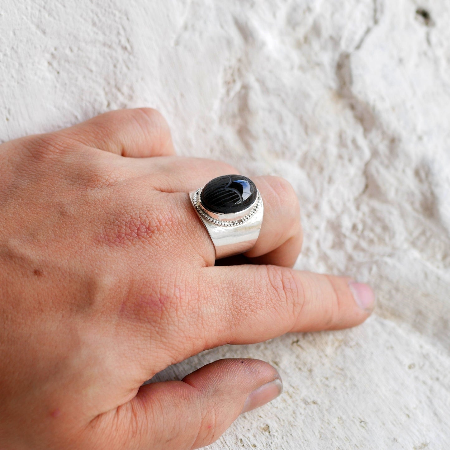 bague argent et scarabée en onyx noir portée