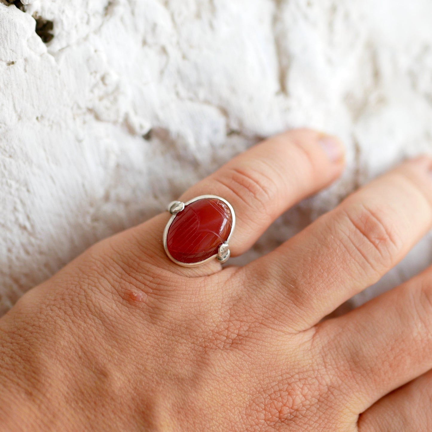 bague argent et scarabée en agate rouge portée