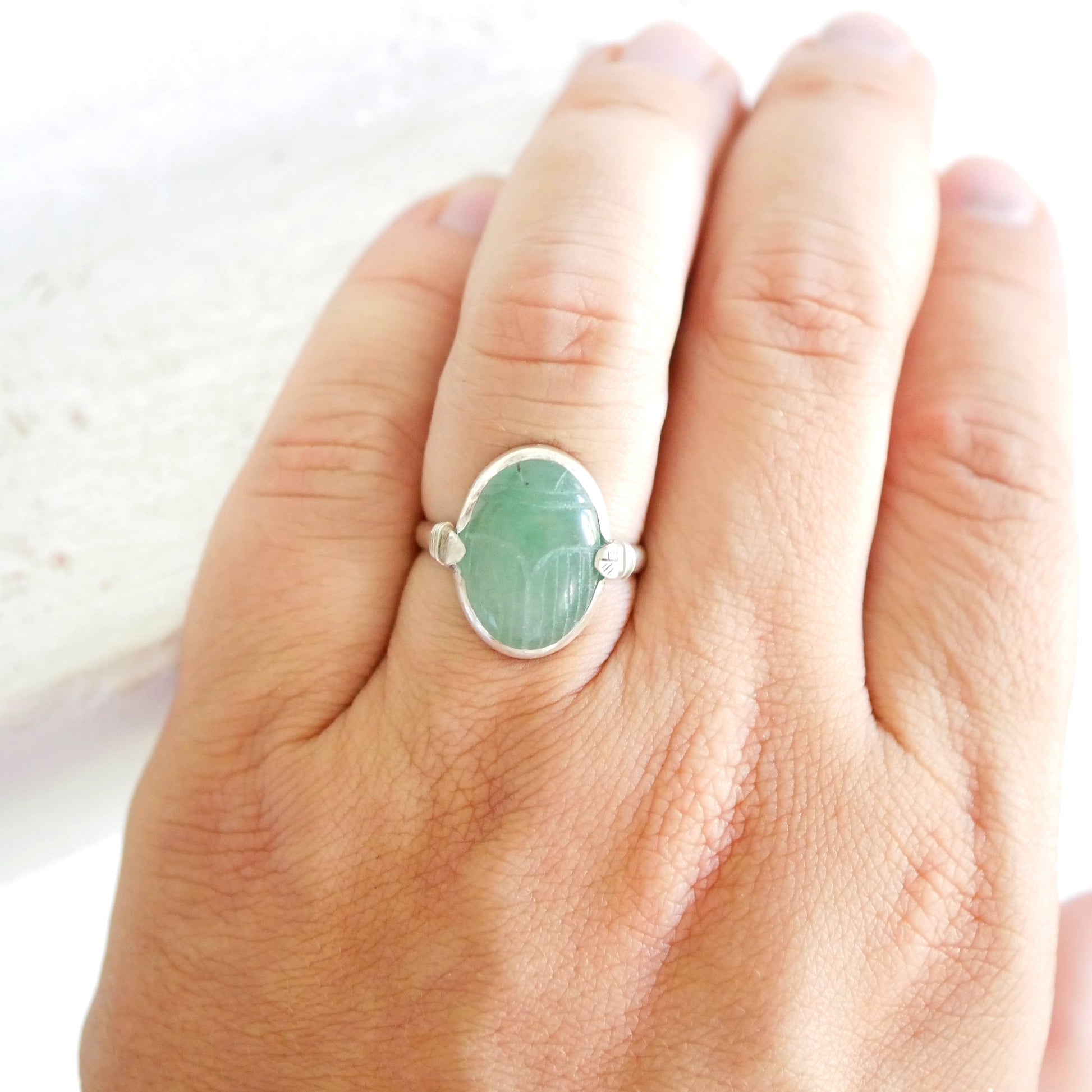 Bague Scarabée en Aventurine & Argent 925 portée Thalisman 