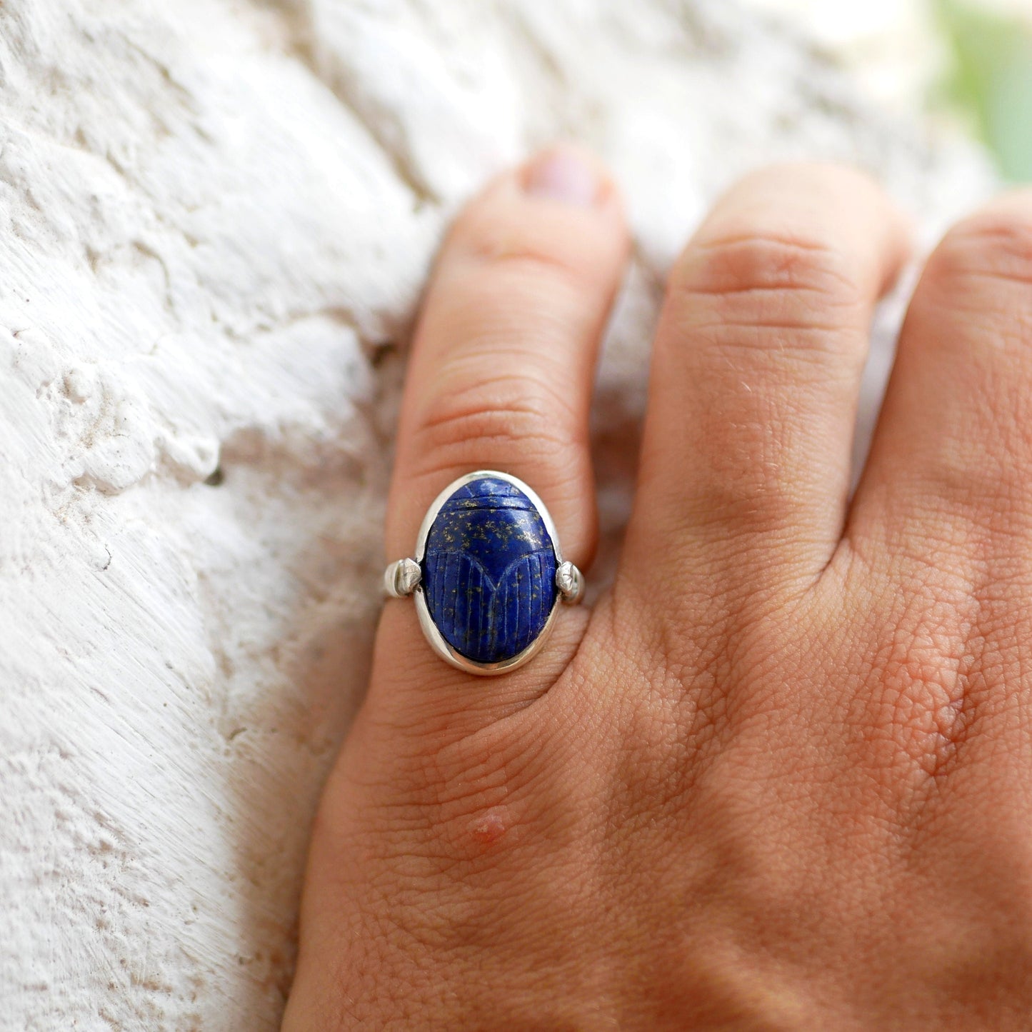 bague argent et scarabée en lapis portée