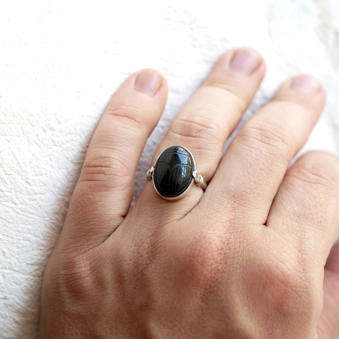 Bague Scarabée khepri en Onyx noir et Argent 925 portée Thalisman 