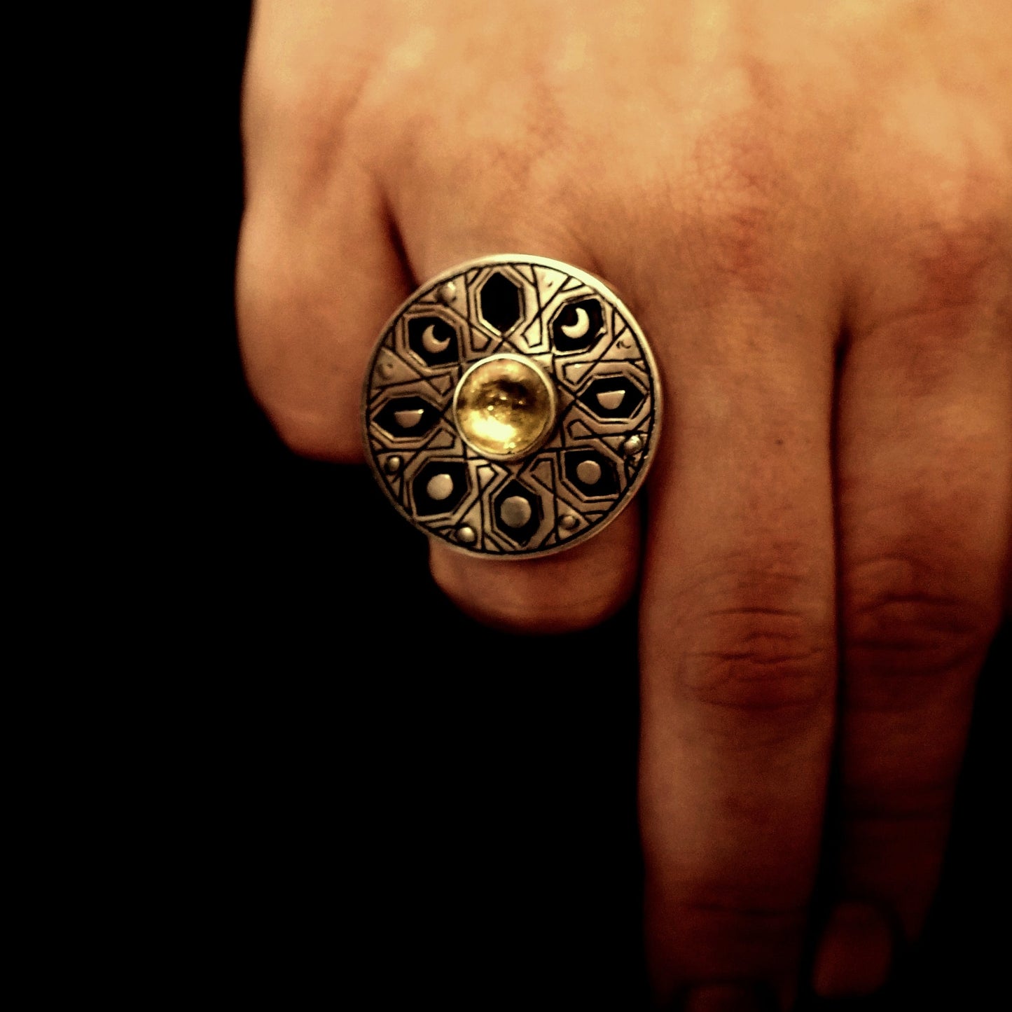 Bague ronde en argent, motifs géométriques et phases de la lune avec cristal de feuille d'or portée