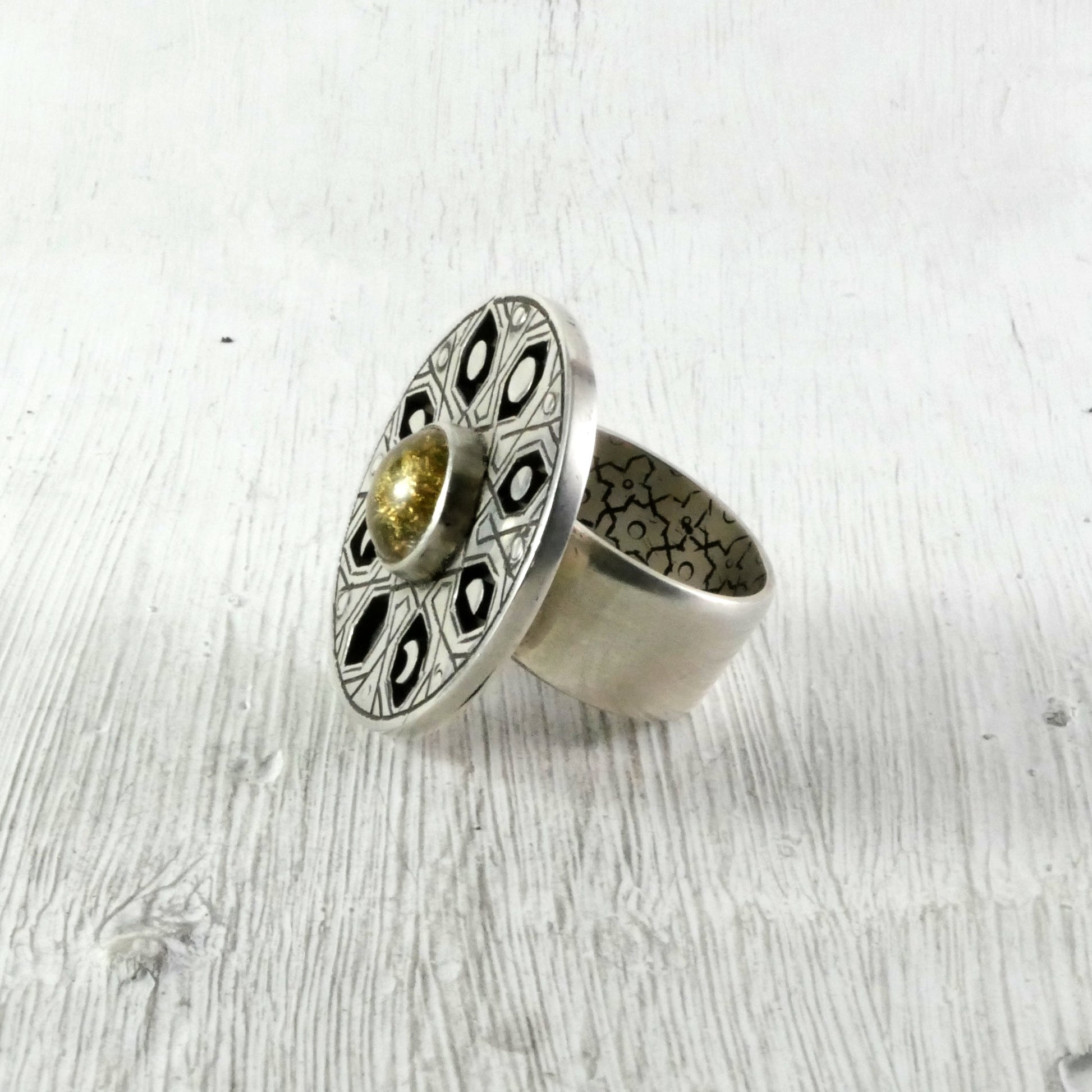 Bague ronde en argent, motifs géométriques et phases de la lune avec cristal de feuille d'or coté