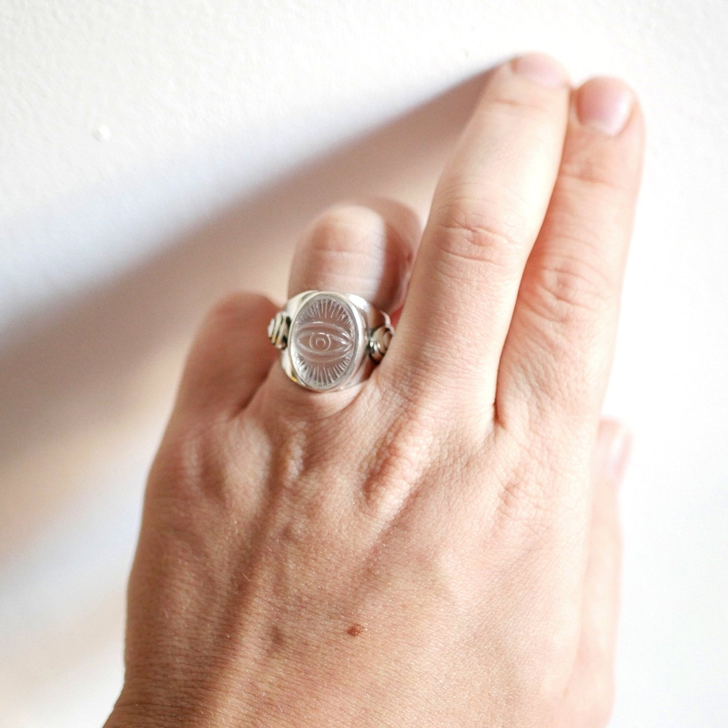 bague argent et œil en cristal sur main