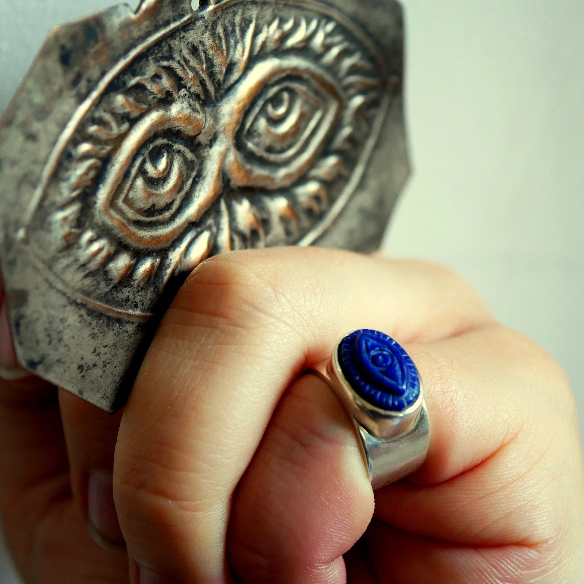 Bague mauvais œil en lapis lazuli bleue et Argent 925 portée et ex voto grecThalisman 