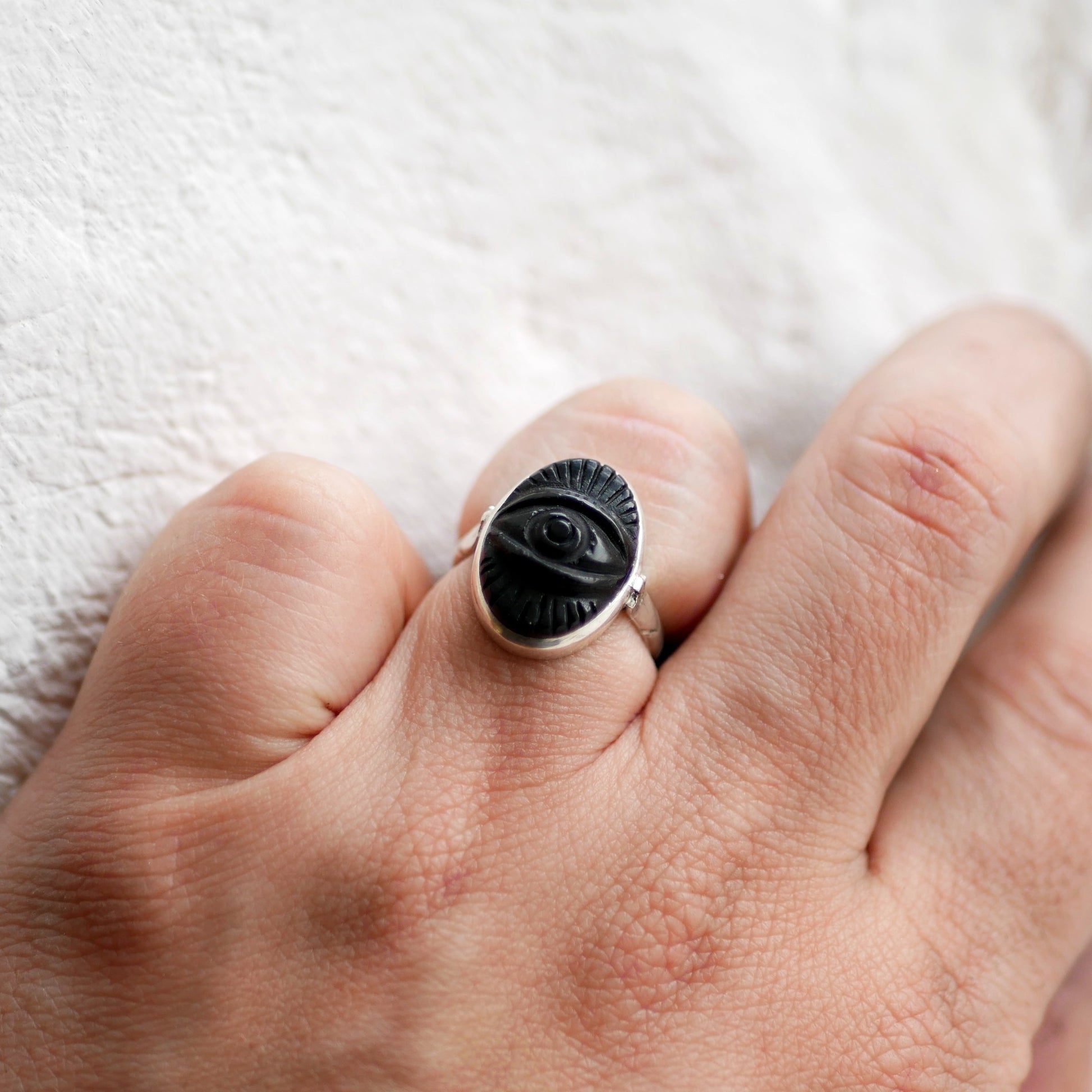 Bague mauvais œil en onyx noir et Argent 925 Thalisman portée