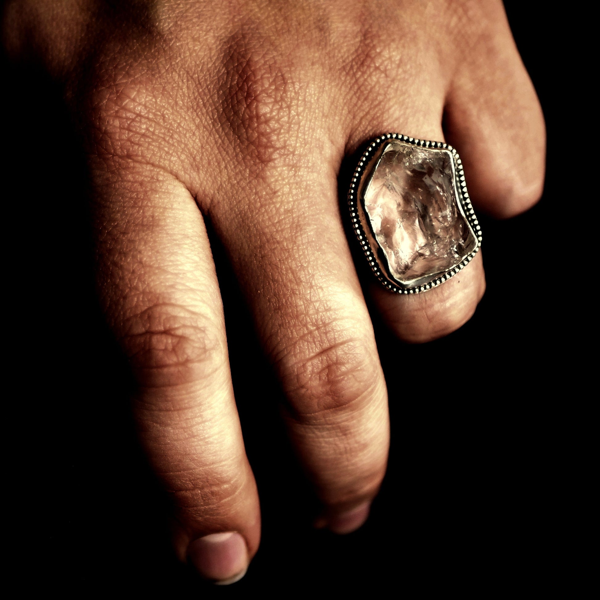 Bague en cristal brut et en argent 925 portée