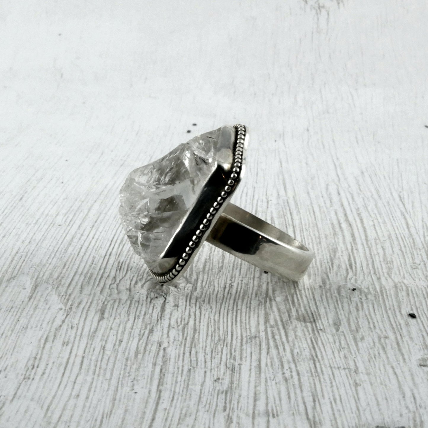 Bague en cristal brut et en argent 925 de coté