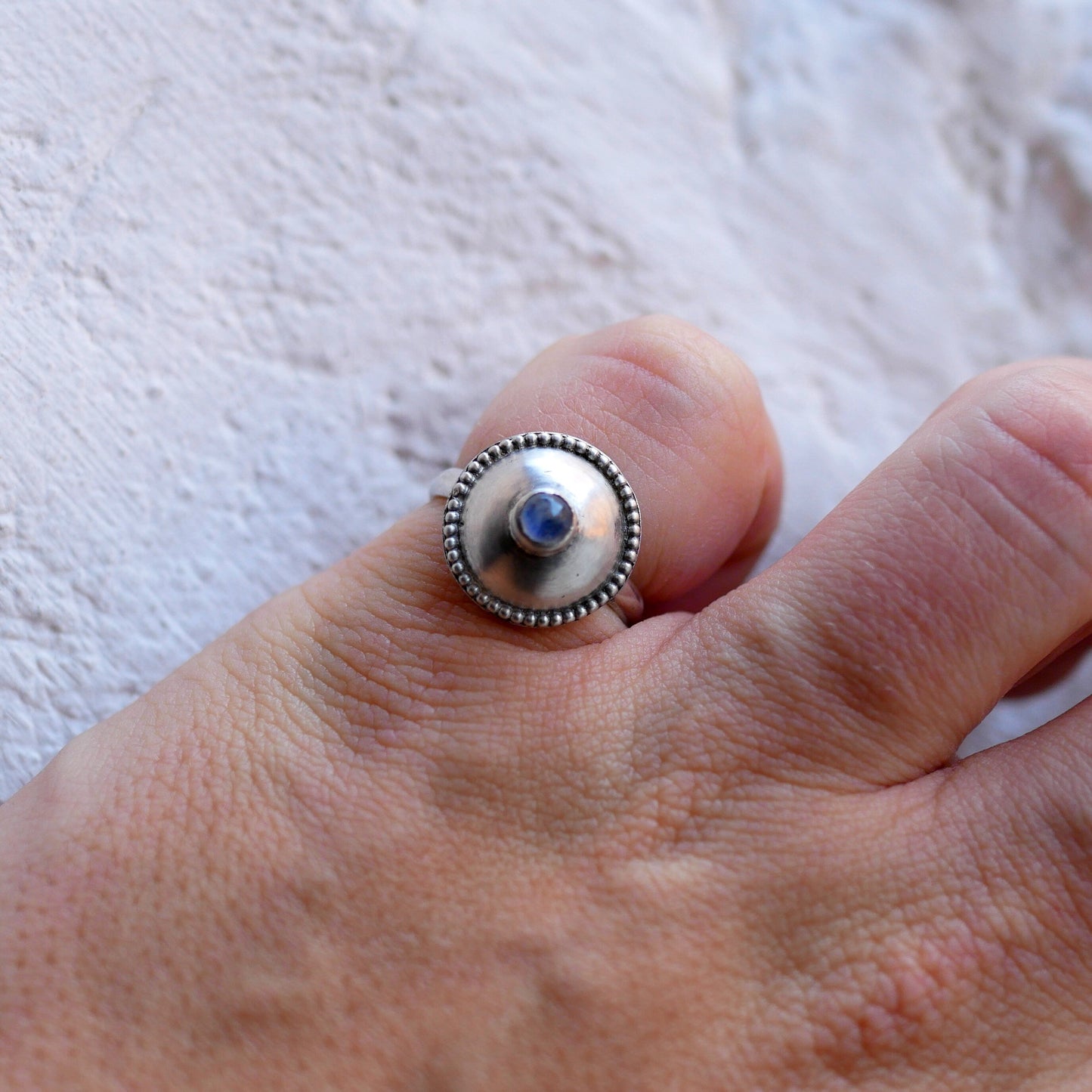 Bague dôme en argent avec Pierre de Lune portée Thalisman 