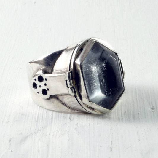 bague poison en argent et cristal