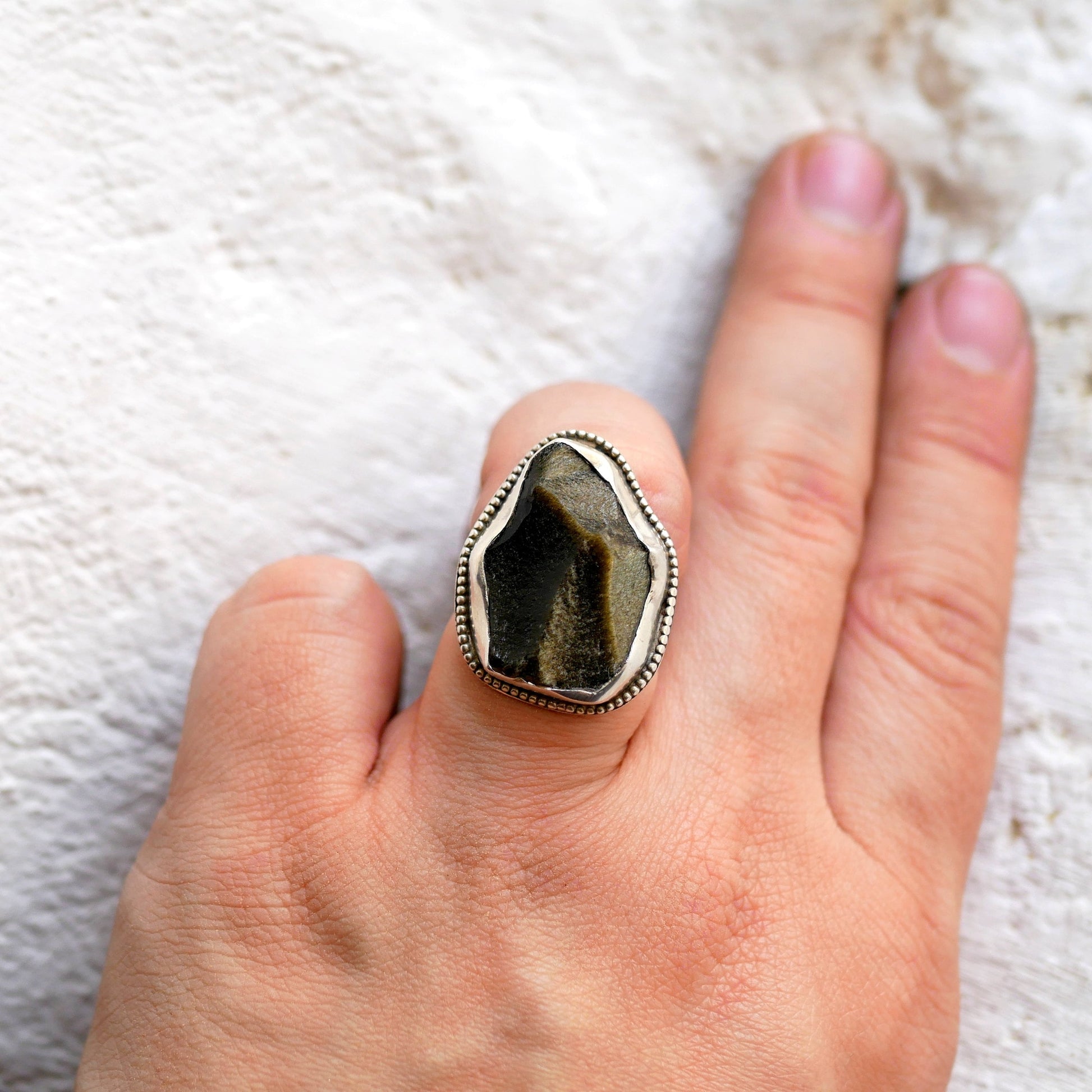 bague argent et obsidienne dorée brute portée